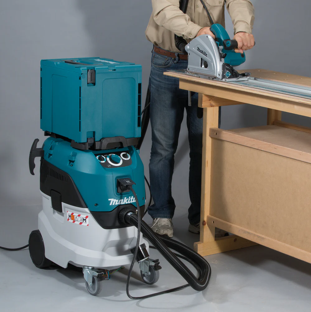 Makita VC4210MX 42L M-Class Wet/Dry Dust Extractor - Image 2