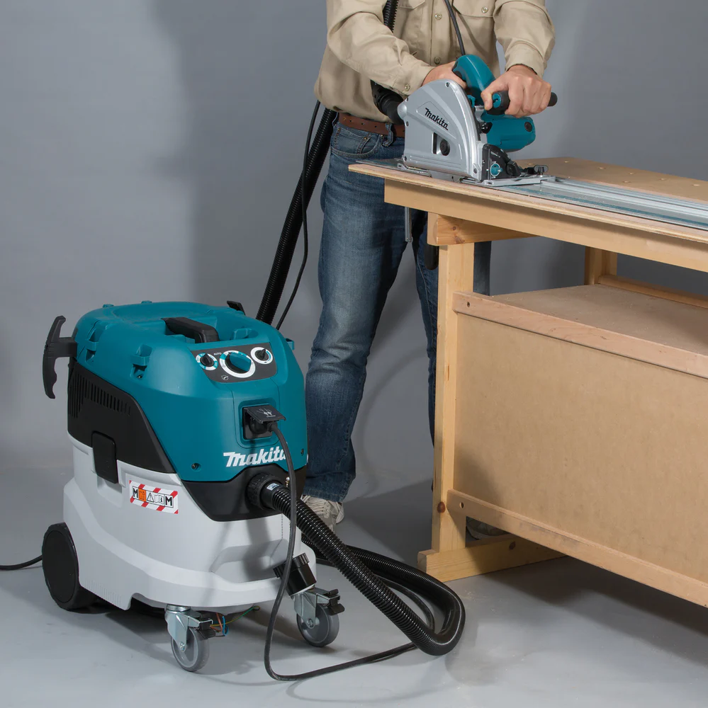 Makita VC4210MX 42L M-Class Wet/Dry Dust Extractor - Image 3