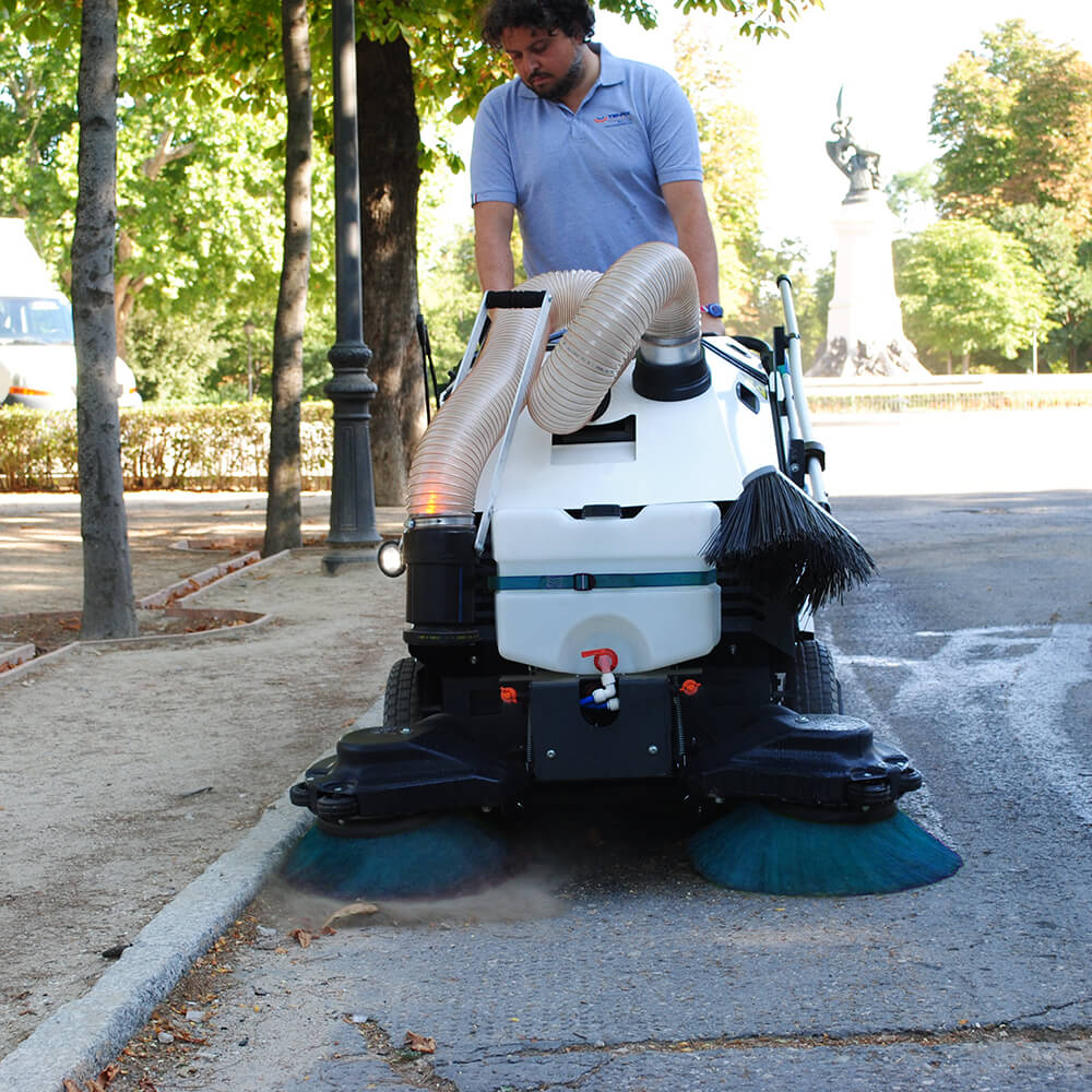 MAXVAC MaxWind Pedestrian Sweeper - Image 2