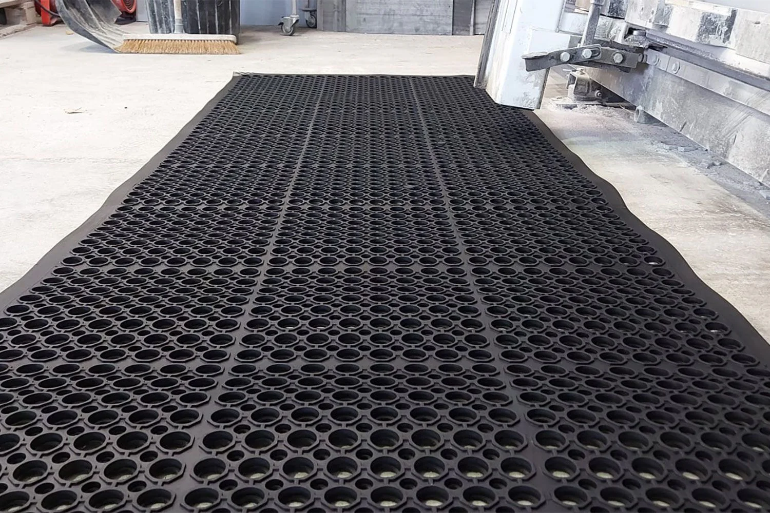 Workzone Anti-Slip & Anti-Fatigue Industrial Mat - Image 3
